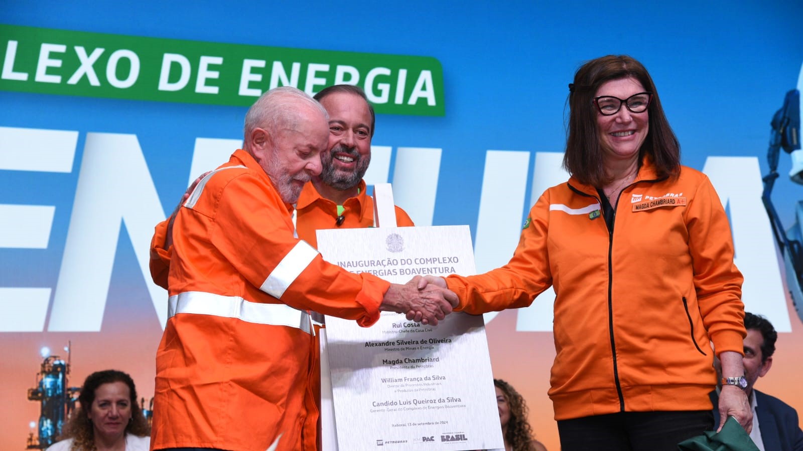 O presidente da República, Luiz Inácio Lula da Silva, o ministro de Minas e Energia, Alexandre Silveira, e a presidente da Petrobras, Magda Chambriard, na inauguração do Complexo de Energias Boaventura, em Itaboraí (RJ)